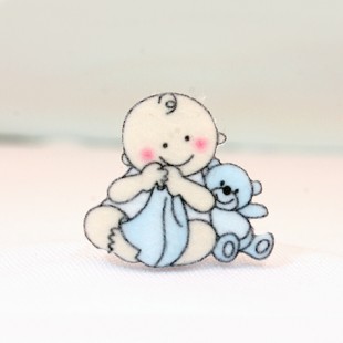 Mavi oyuncak ayılı bebek figürlü keçe